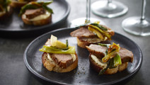 Tapas med andebryst og karamelliserede forårsløg