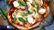 Vegetarische pizza van de grill