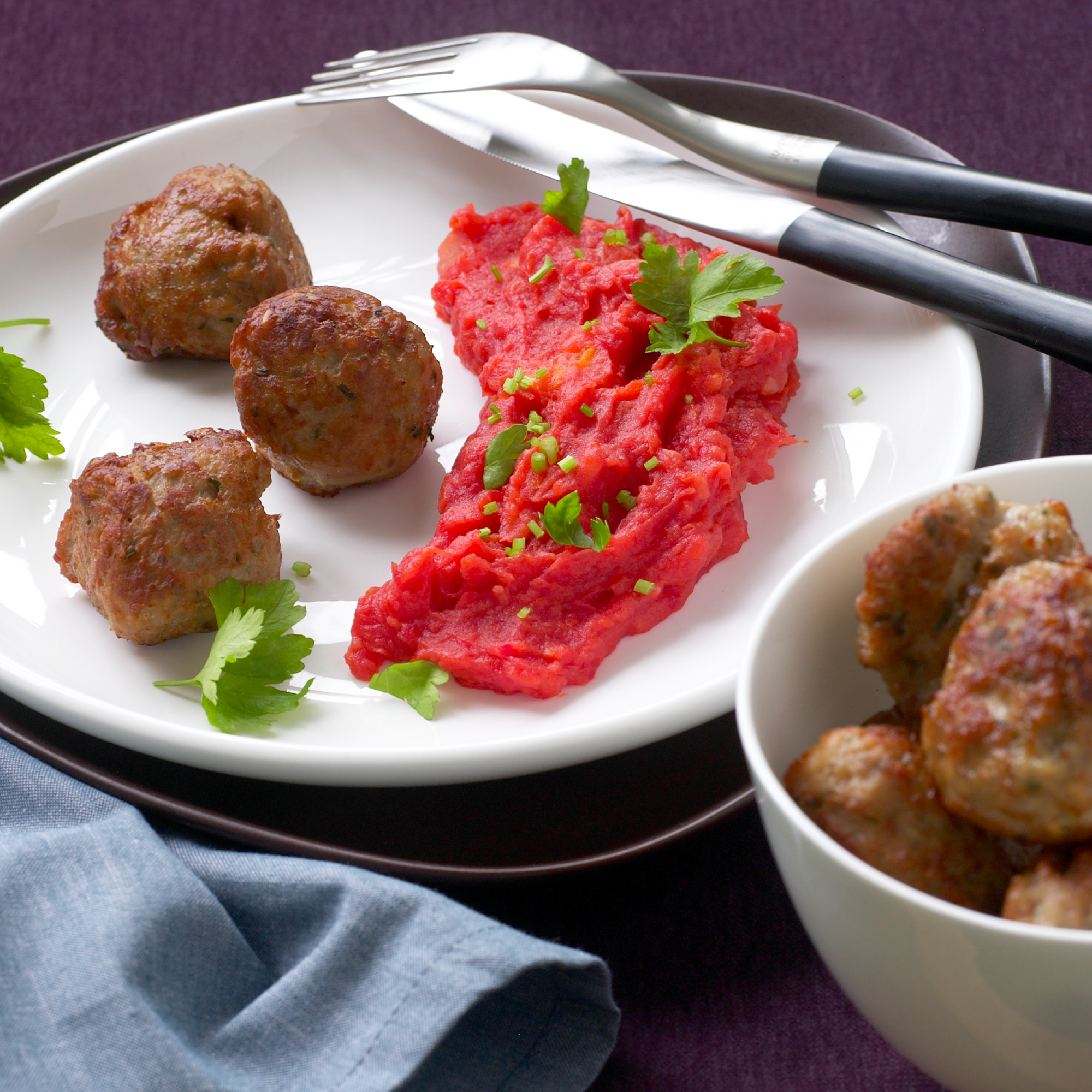 Ovnstegte frikadeller med grov rodfrugtmos Opskrifter Arla