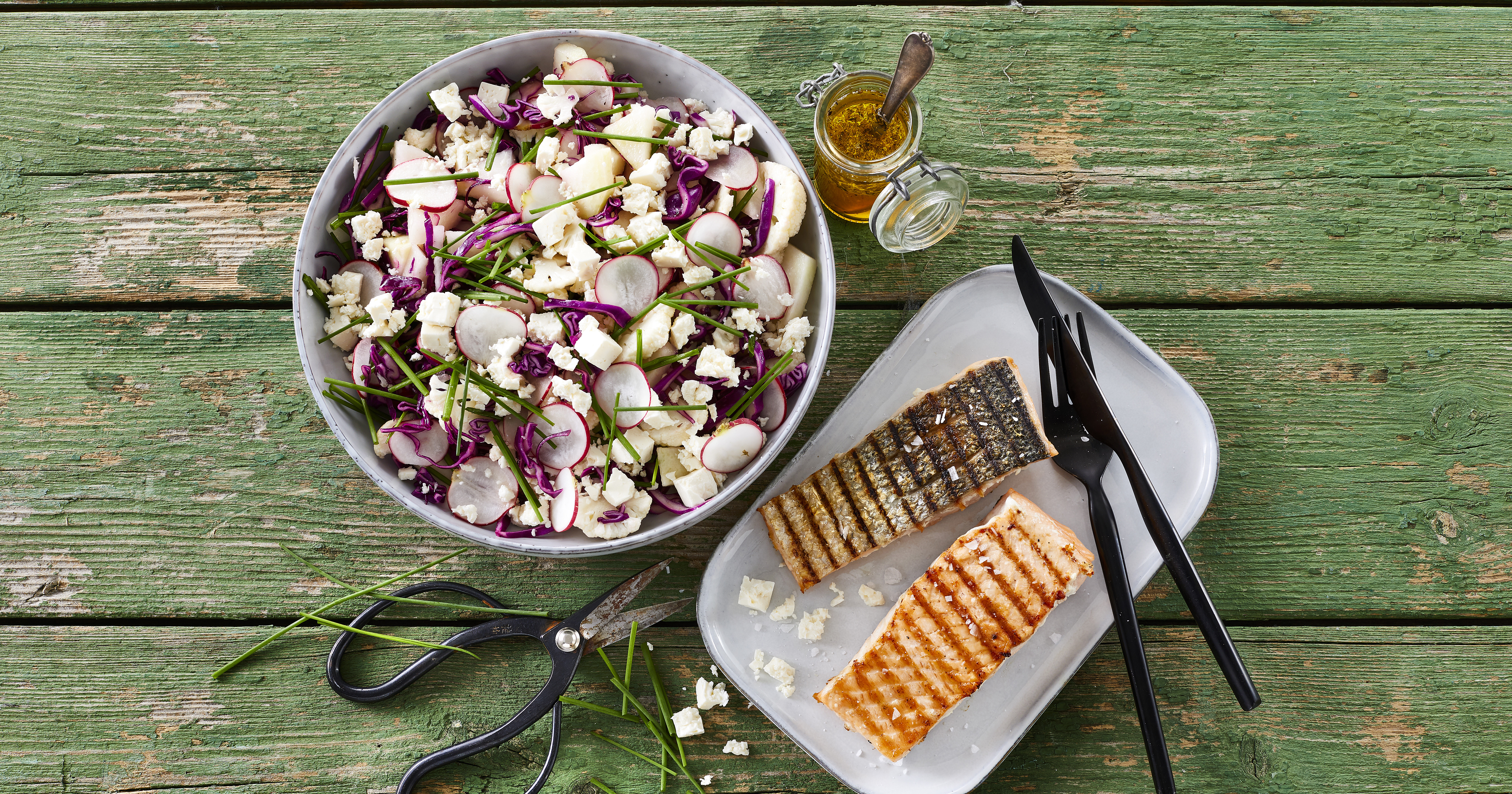 Grillet laks med sprød salat