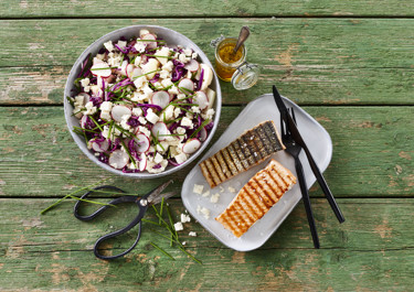 Grillet laks med sprød salat
