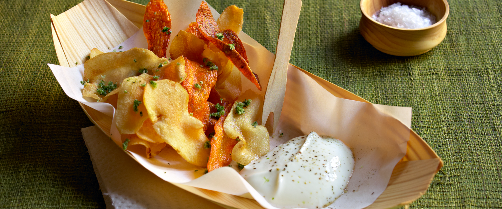 Chips af rodfrugter med urtesalt & hvidløgsdip