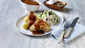 Stegt kylling med brun sauce og grov mormorsalat