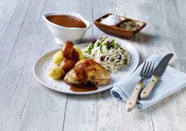 Stegt kylling med brun sauce og grov mormorsalat