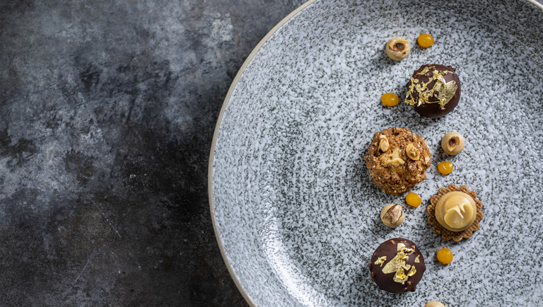 Karamelmousse med chokolade og bladguld