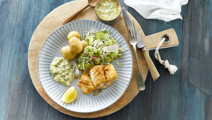 Stegt torsk med salat og grøn remouladesauce