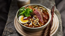 Ramen med biff, brynt smör och svart vitlök