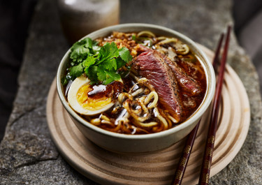 Ramen med biff, brynt smör och svart vitlök