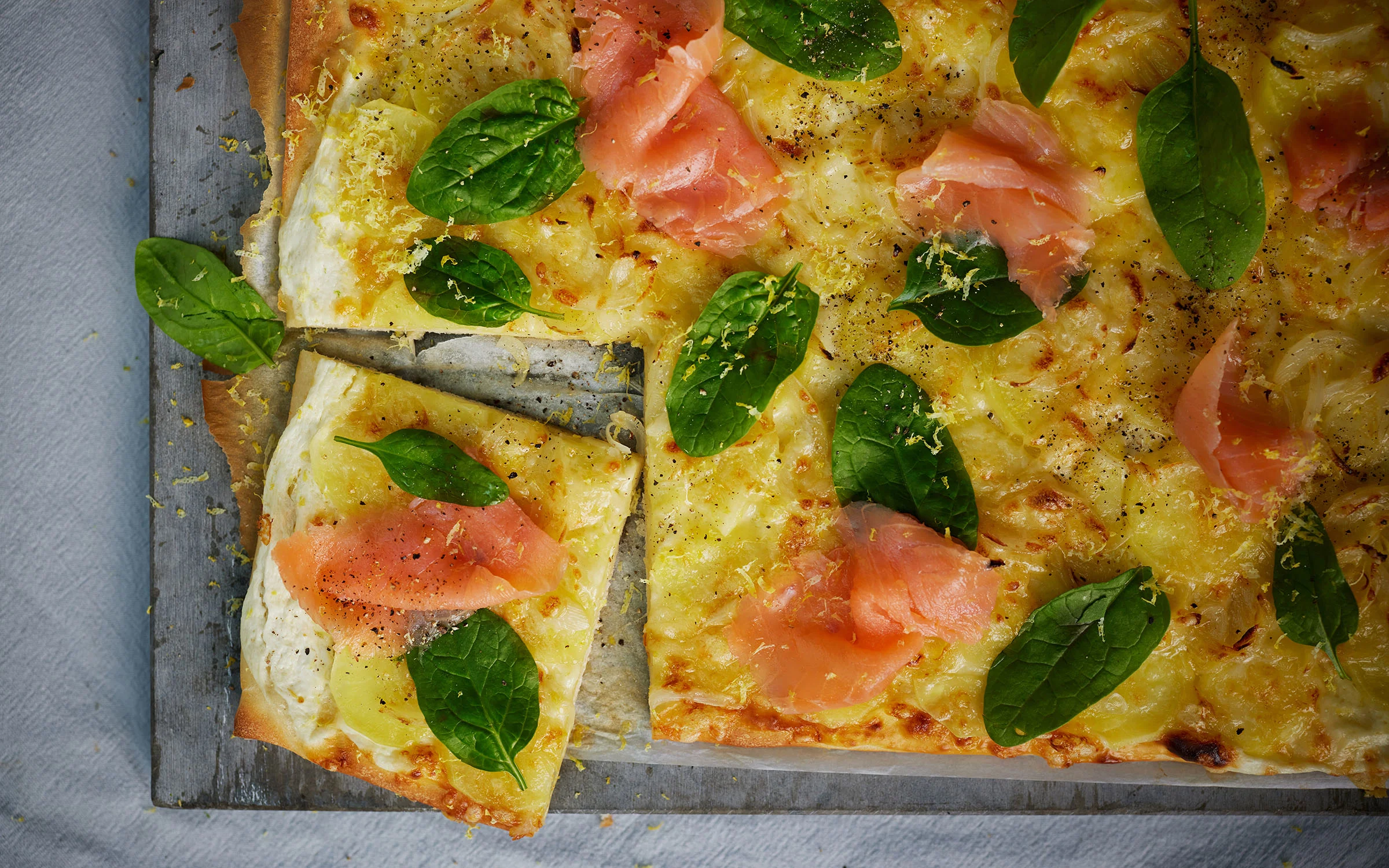 Hemmagjord pizza med räkor och jordgubbar