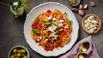 Pasta pomodoro med basilika och vitost
