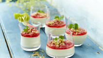Ymerfromage med bagte rabarber og crumble