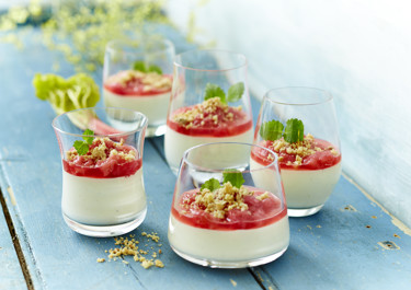 Ymerfromage med bagte rabarber og crumble