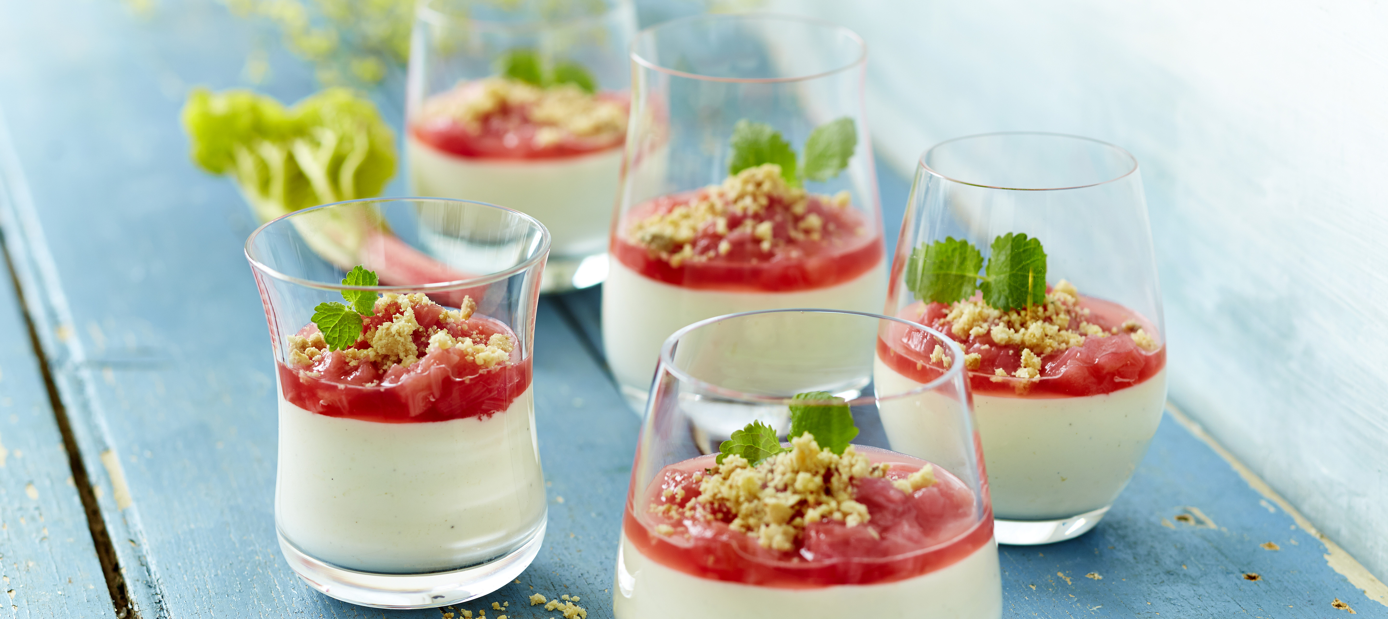 Ymerfromage med bagte rabarber og crumle
