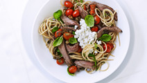 Spaghetti med flanksteak, tomater, hytteost og basilikum