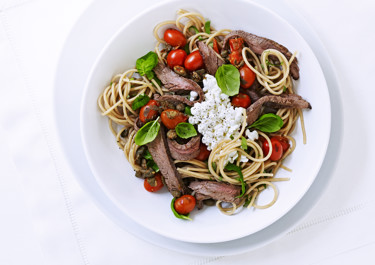Spaghetti med flanksteak, tomater, hytteost og basilikum