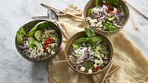 Pho suppe med nudler og grønt