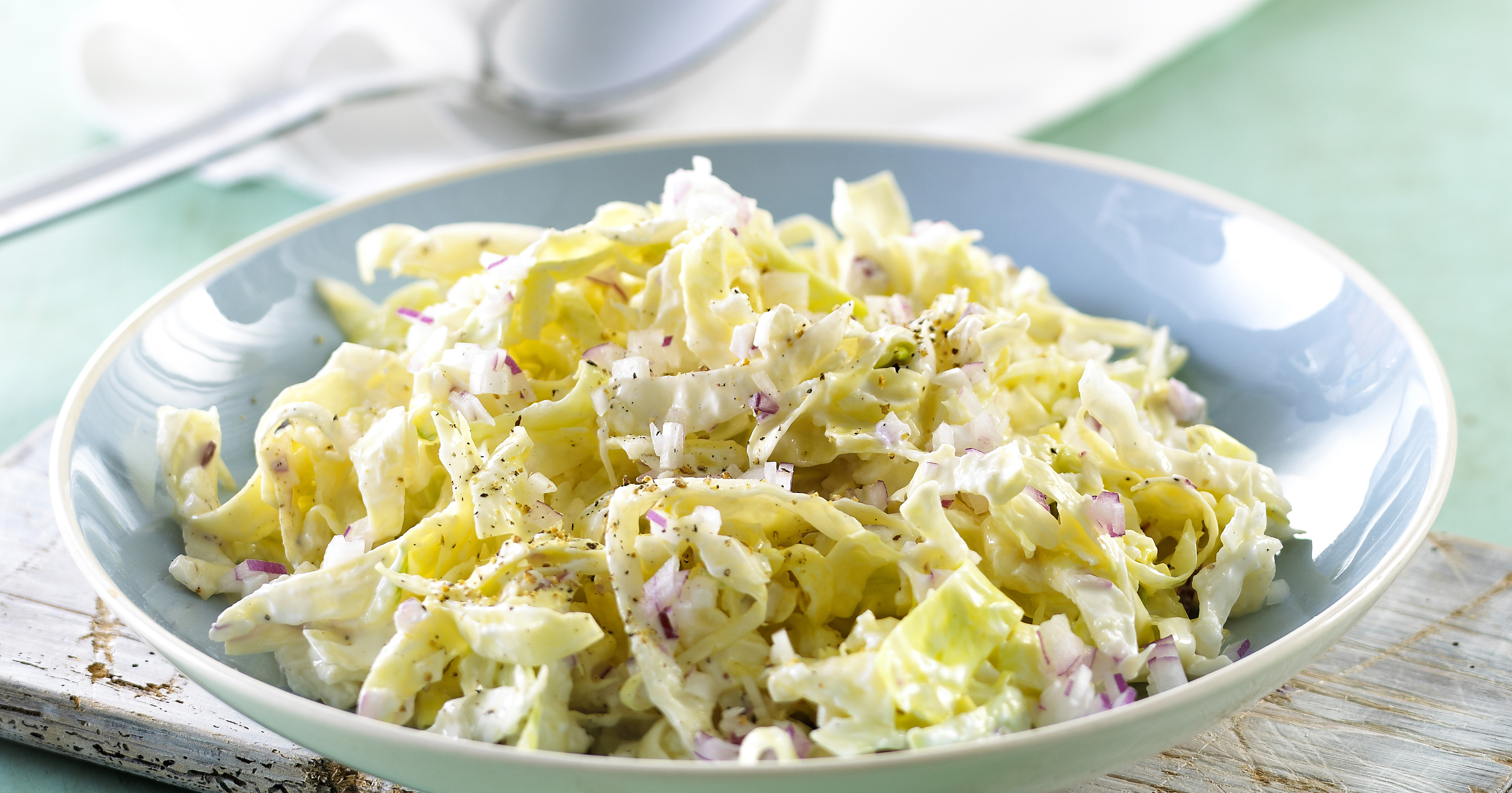 Nordisk tzatziki med spidskål, æble og løg