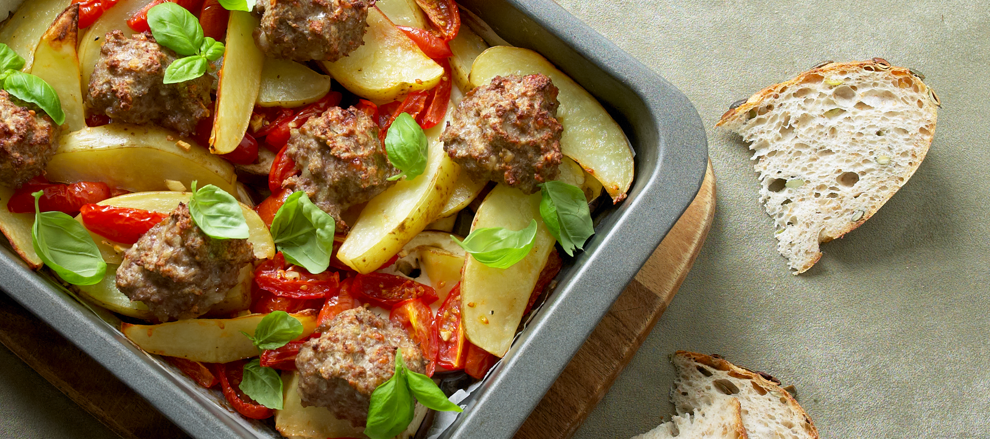 Ovnbagte kalvekødboller på tomatbund