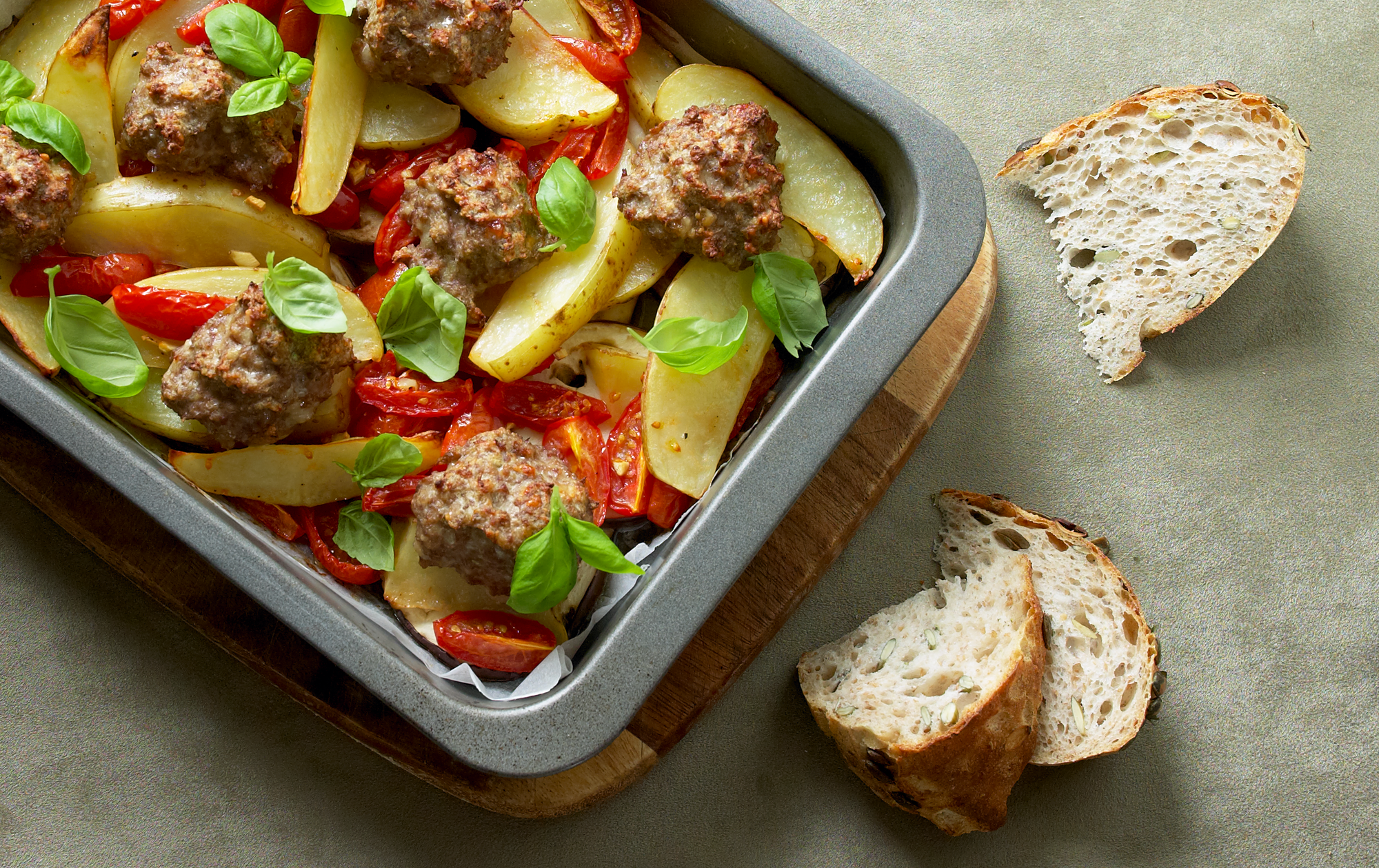 Ovnbagte kalvekødboller på tomatbund