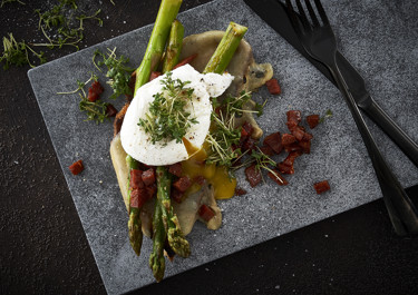 Søndagstoast med chorizo og pocheret æg
