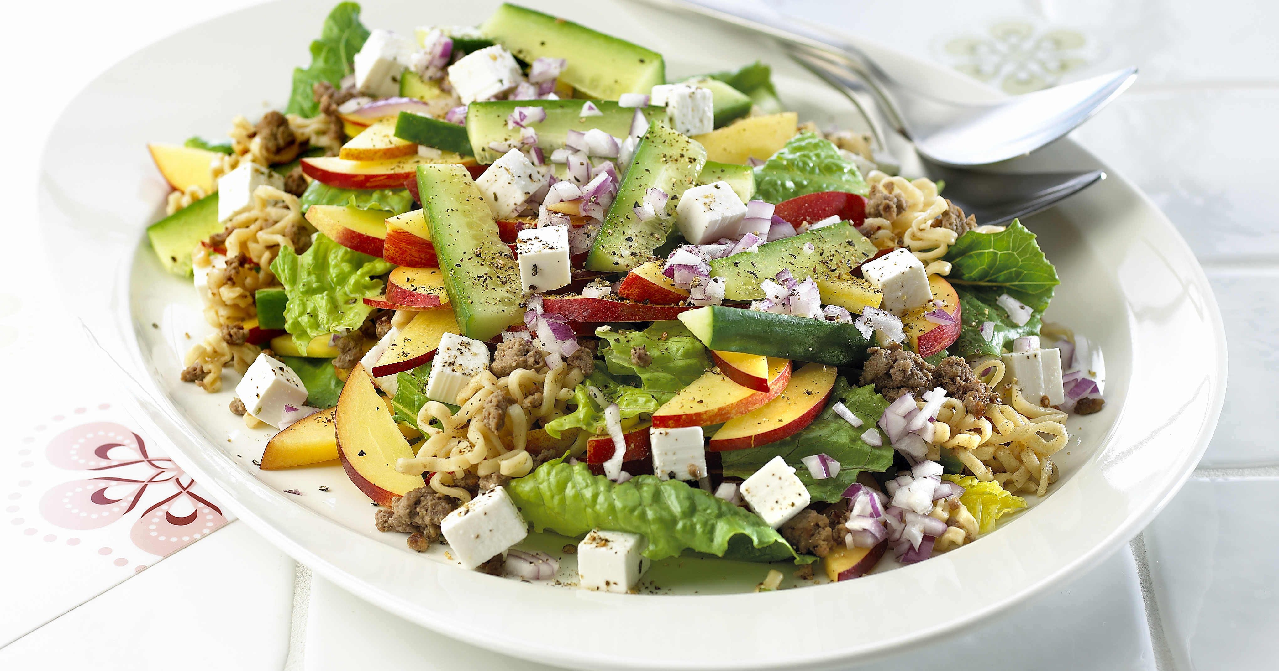 Salat med nudler og nektariner