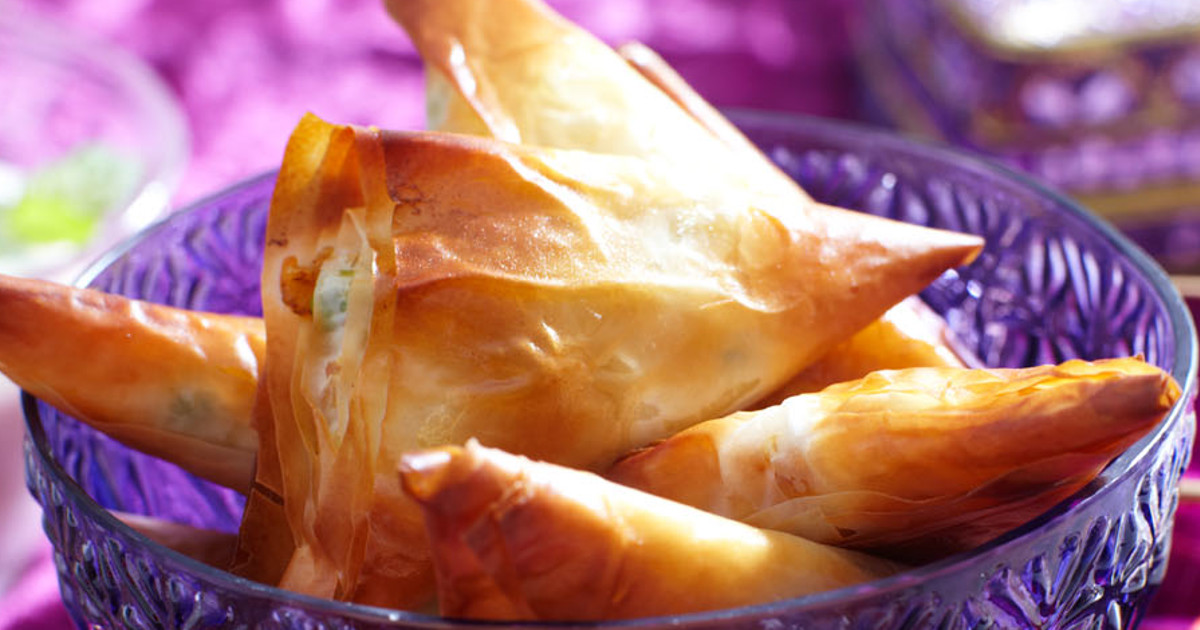 Samosa - Vegetarisk opskrift med raita af mynte | Arla