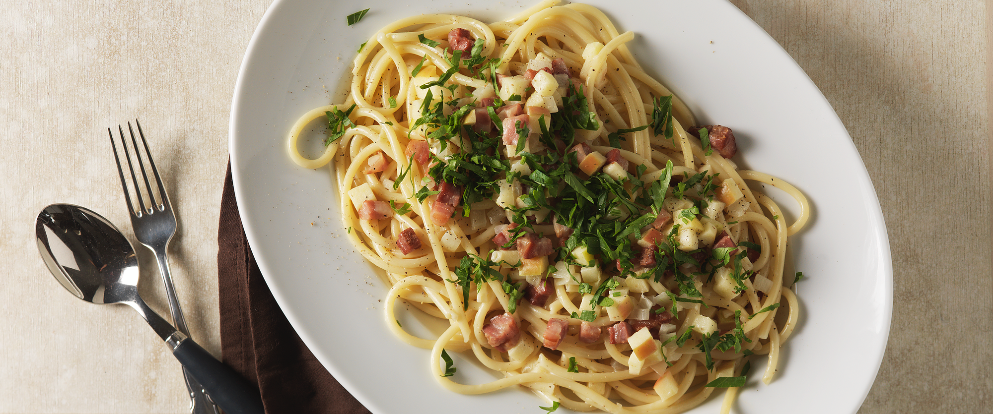 Pasta med bacon og æble