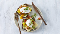 Ristet rugbrød med ost, tomatsalsa og pocheret æg