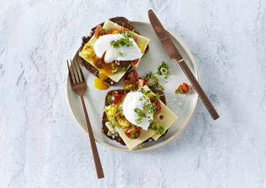 Ristet rugbrød med ost, tomatsalsa og pocheret æg