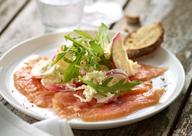 Laksecarpaccio med æblesellerifløde