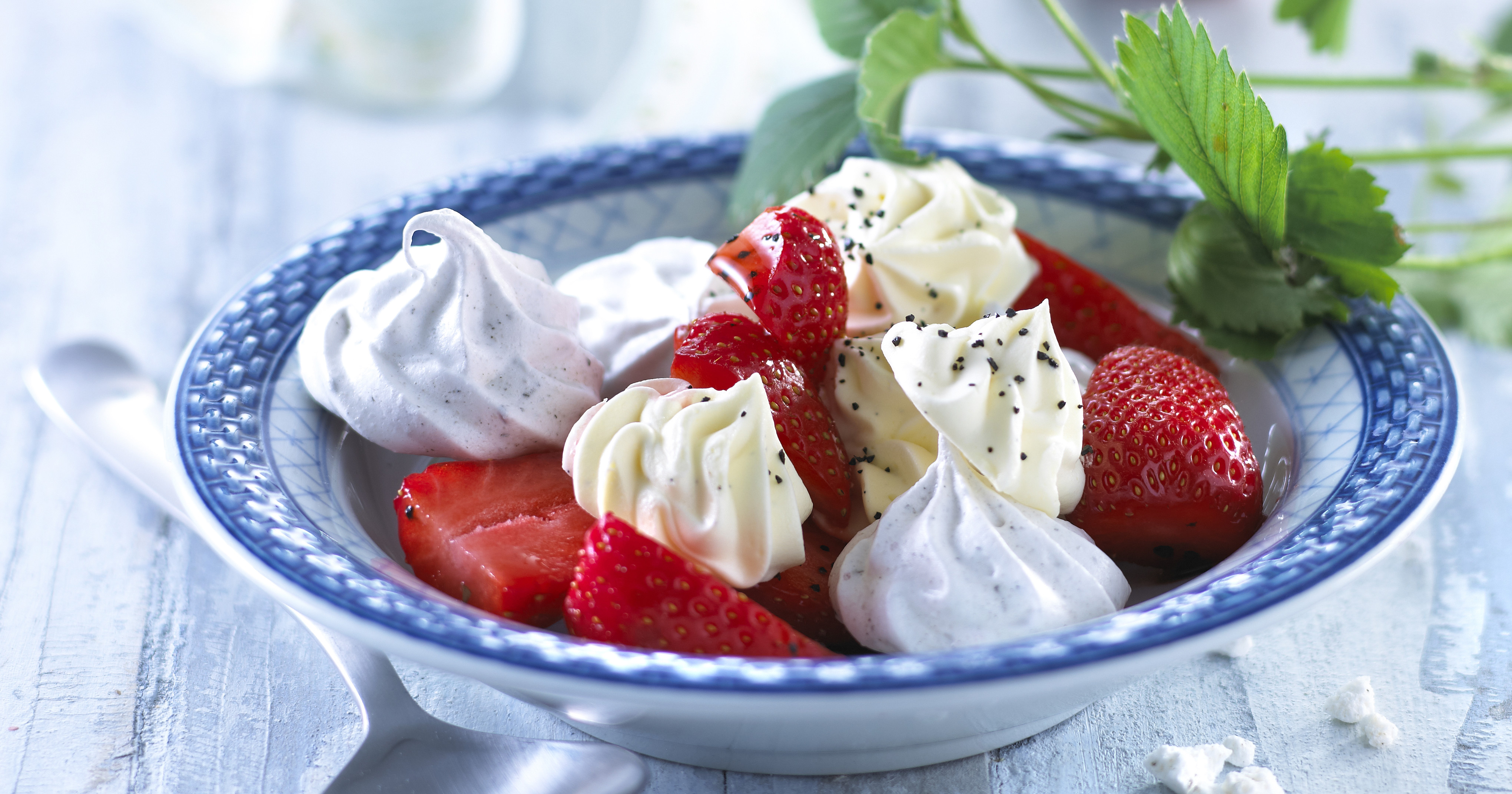 Mini pavlova med lakrids og friske jordbær