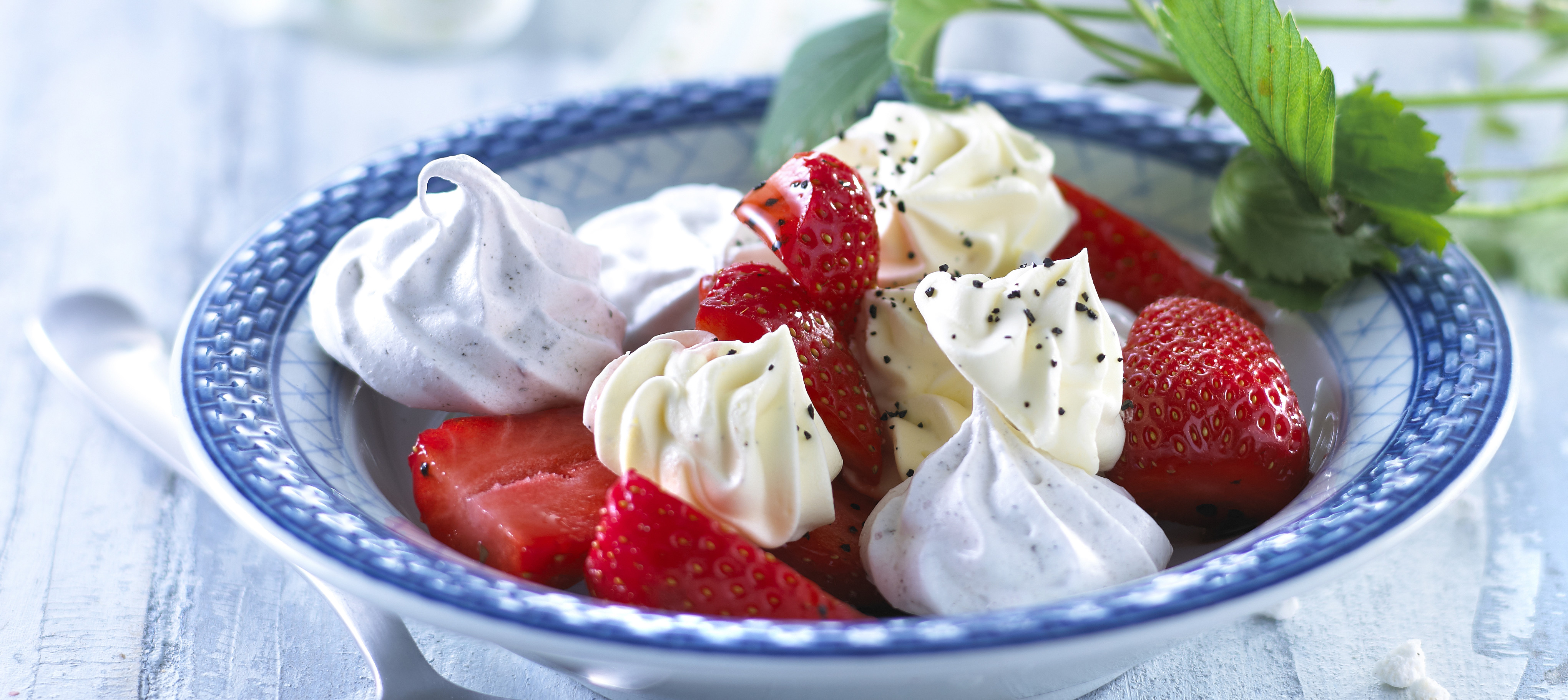 Mini pavlova med lakrids og friske jordbær