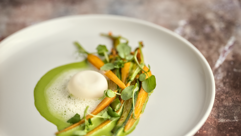 Ostemousse med persillecreme, stegte gulerødder og urter