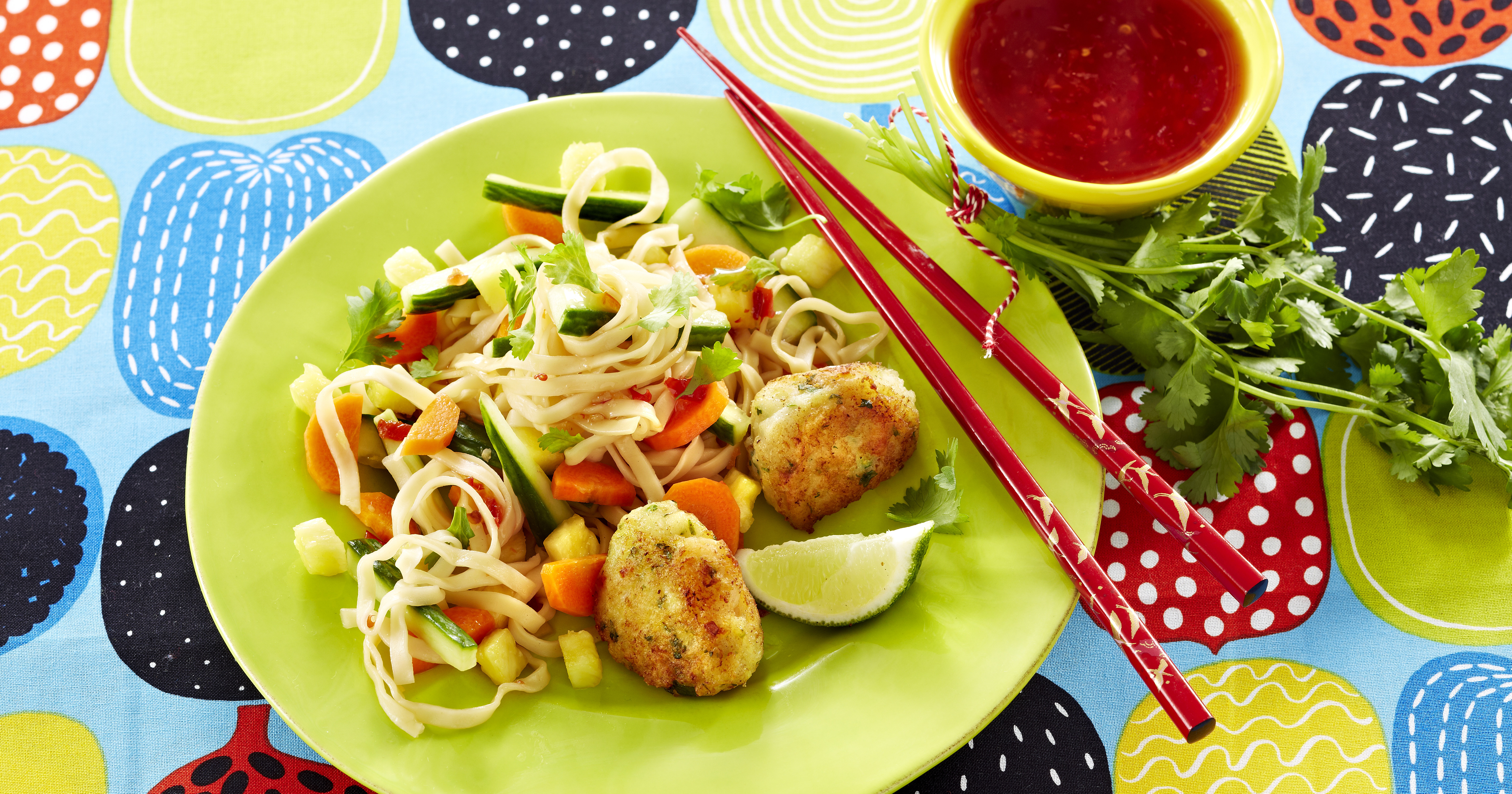 Thaifrikadeller med nudelsalat