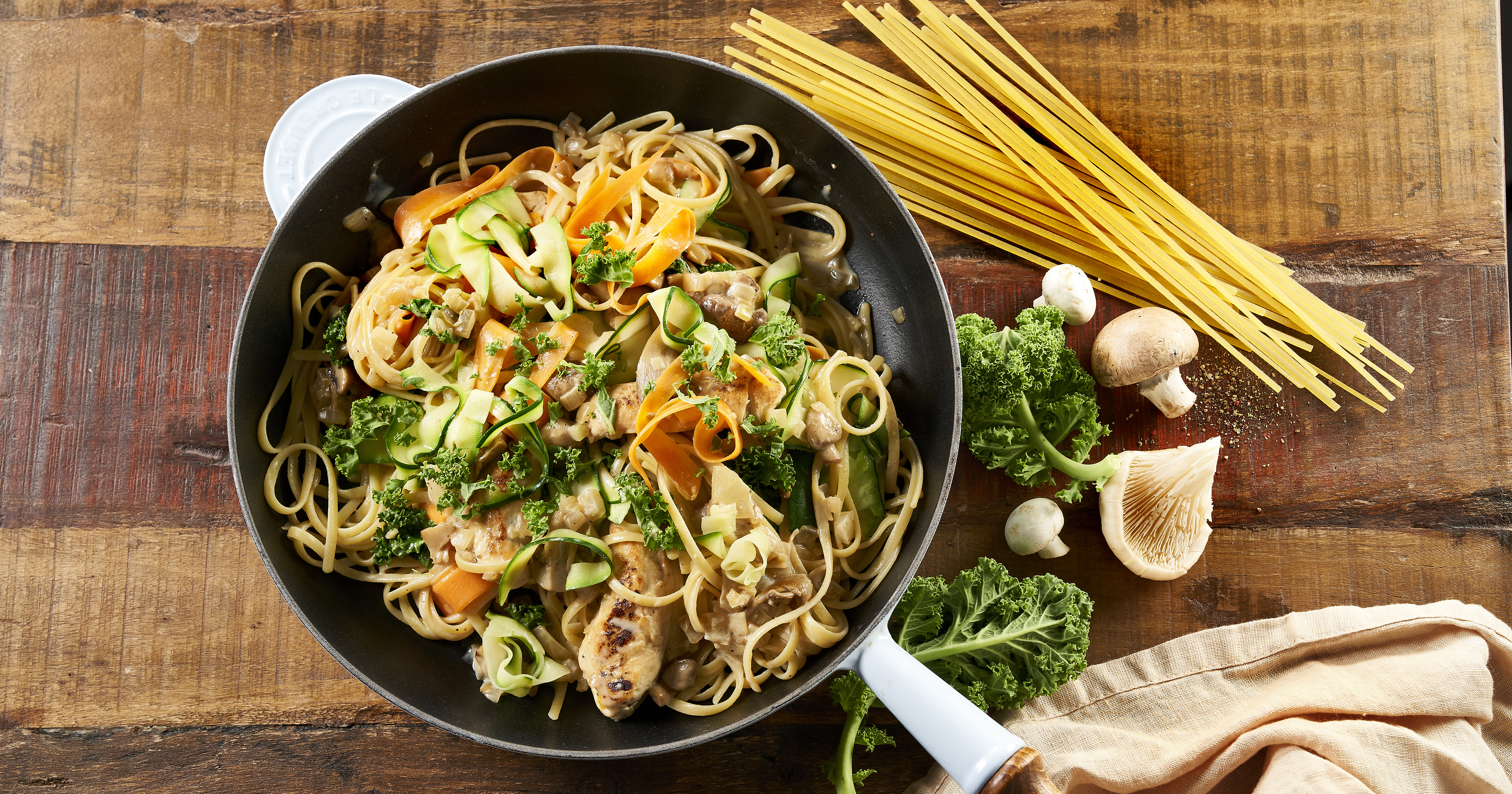 Grøntsagsspaghetti med cremet svampesauce