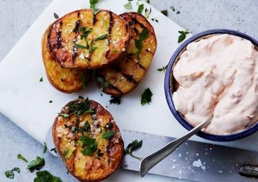 Grillede halve kartofler