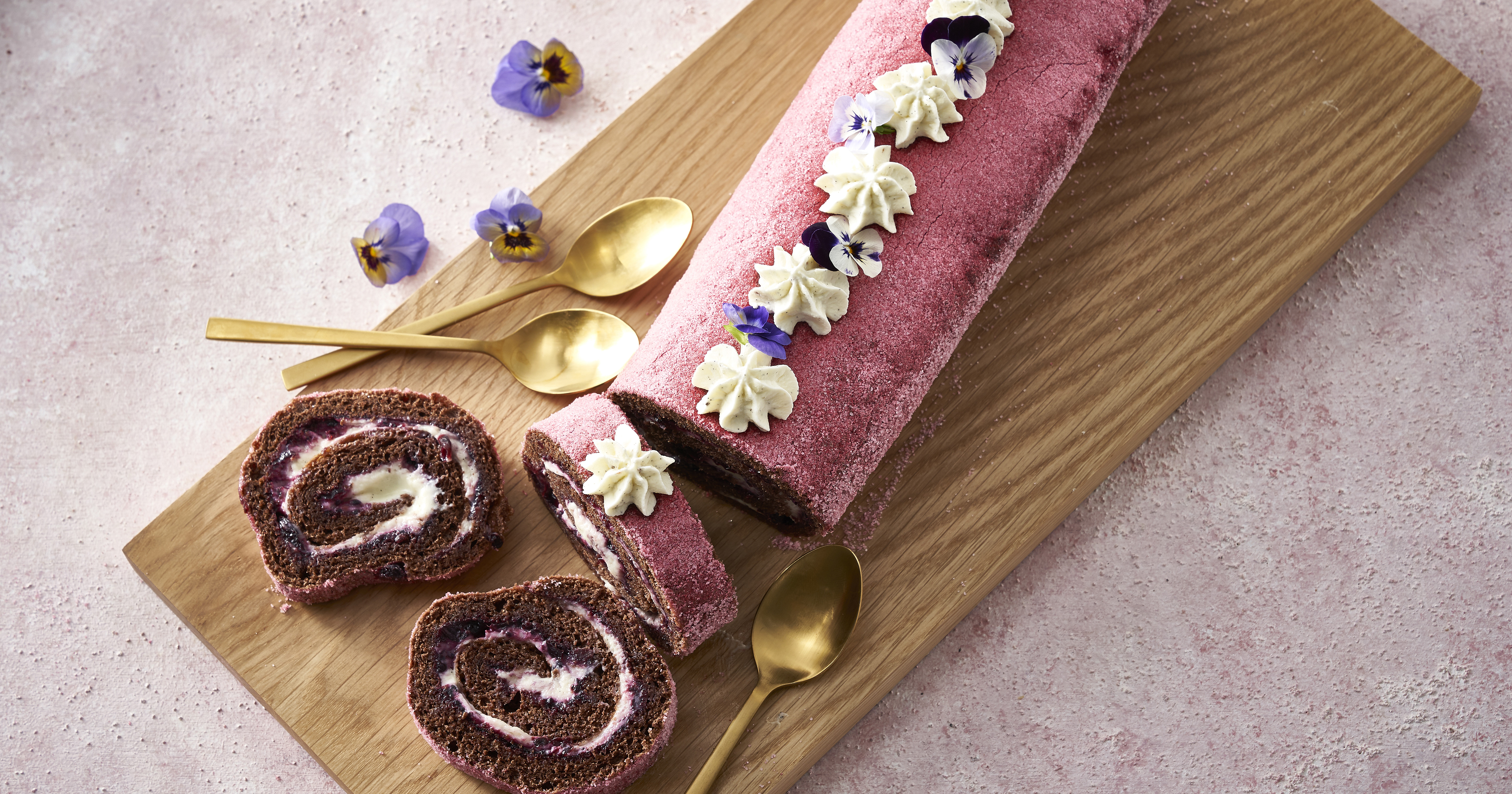 Roulade med hvid chokoladecreme og solbær