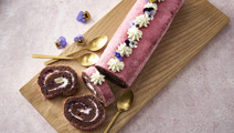 Roulade med hvid chokoladecreme og solbær