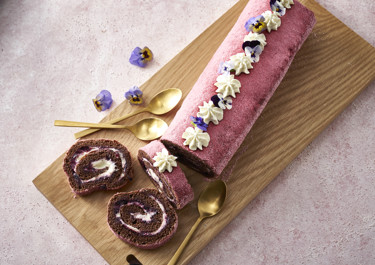 Roulade med hvid chokoladecreme og solbær