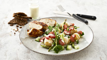 Kartoffelsalat med mormordressing og syltede rabarber