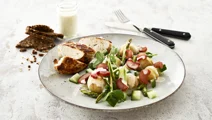 Kartoffelsalat med mormordressing og syltede rabarber