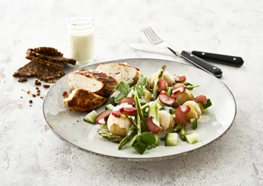 Kartoffelsalat med mormordressing og syltede rabarber