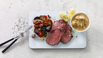 Marmoreret oksefilet med langtidsstegte grøntsager og svampesauce