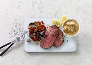 Marmoreret oksefilet med langtidsstegte grøntsager og svampesauce