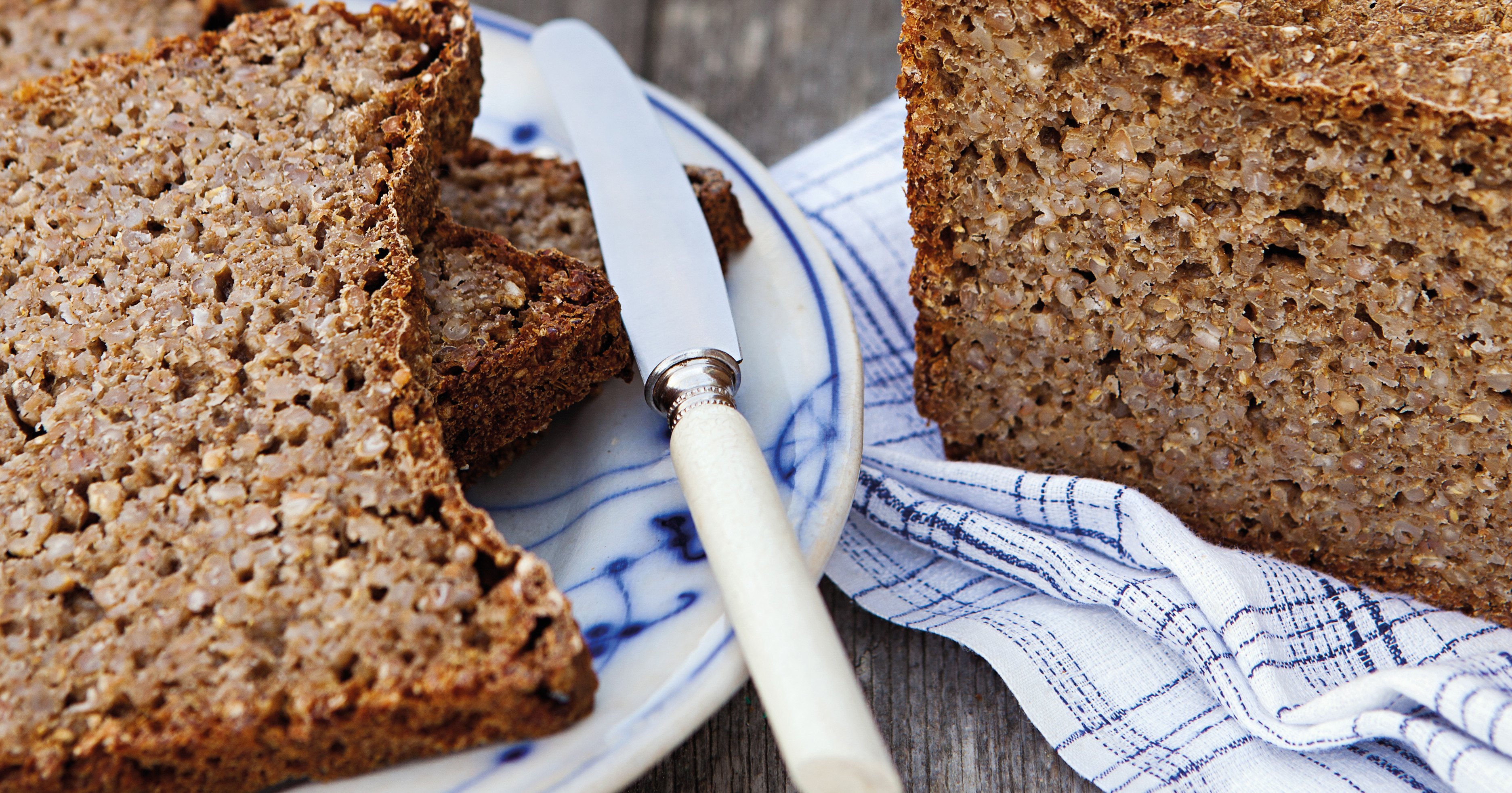 Syrlige rugbrød med kerner