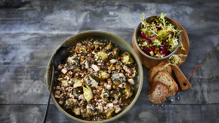 Brændt broccoli med kardemomme, citron, mandler og røget kylling