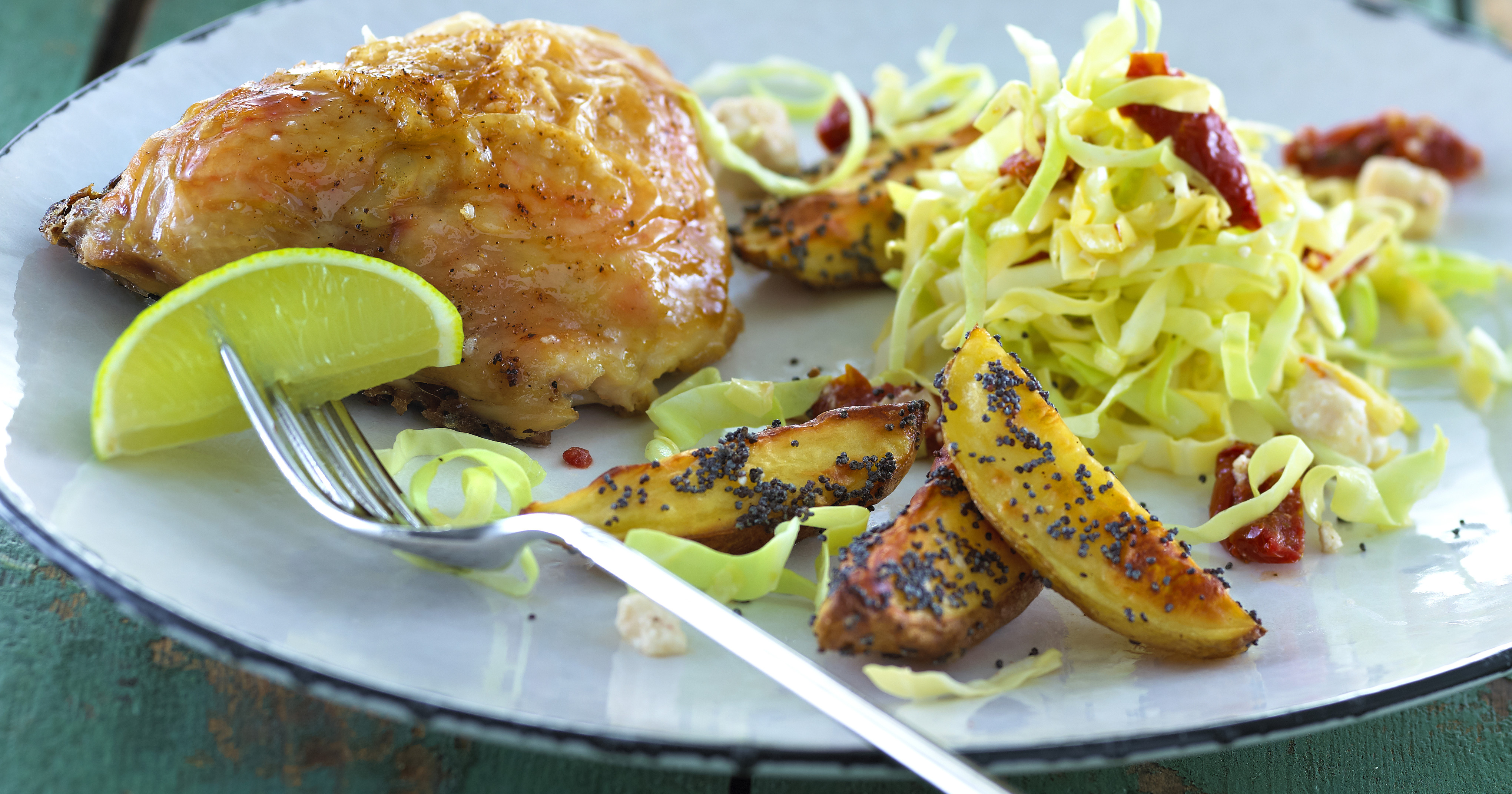 Kyllingelår, bagte kartofler og spidskålsalat