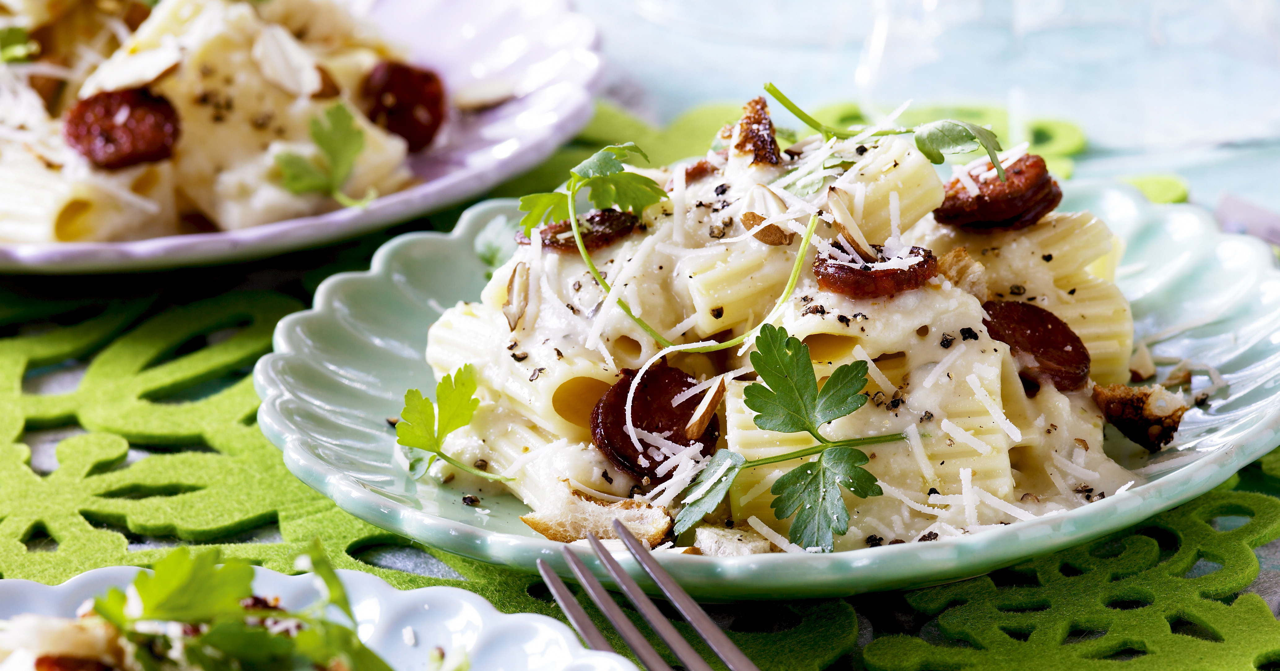 Pasta med blomkålscreme og stegt chorizo