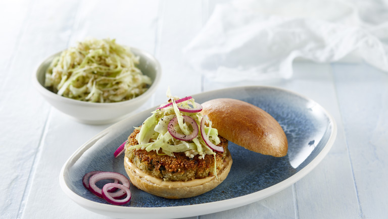 Brioche med selleribøf, coleslaw, chilimayo og syltede løg