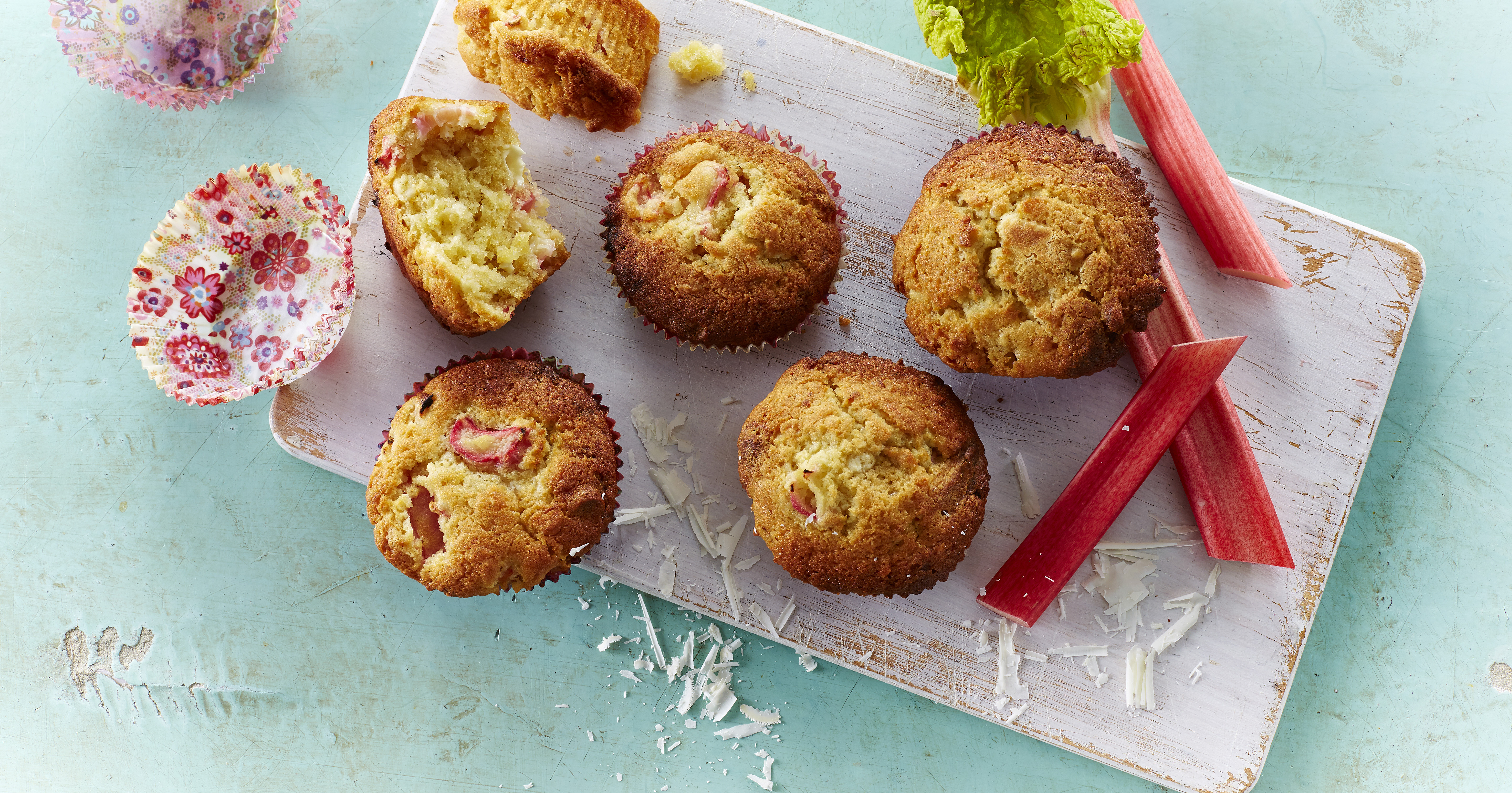 Rabarbermuffins med hvid chokolade og mandler